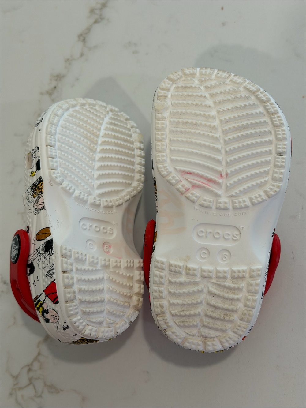 Peanuts Print Kids Clogs with Red Strap - Picture 6 of 6